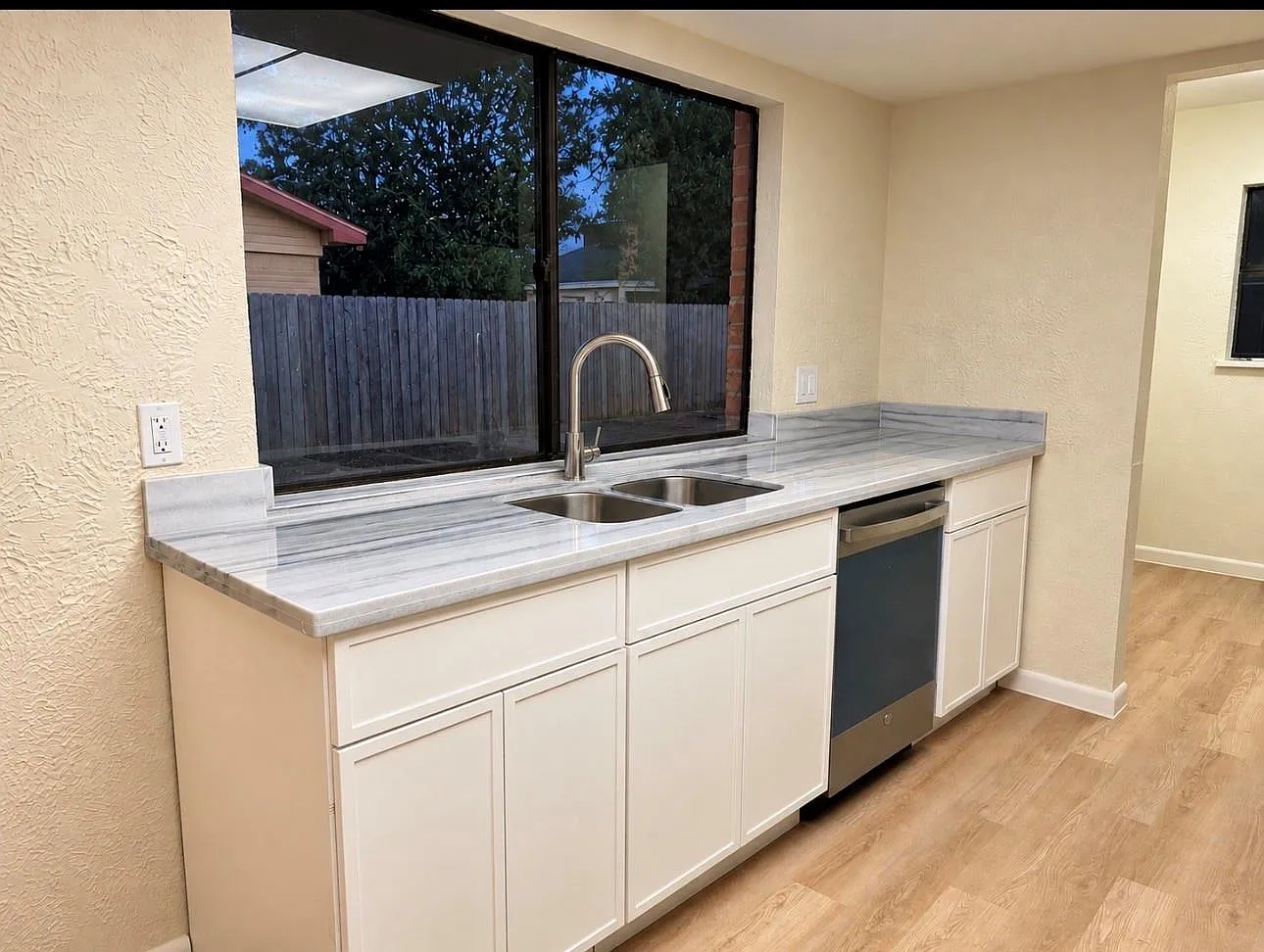 4 bed, 2.5 bath, 2196 sqft, $2,100 — Photo 4