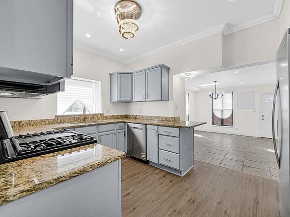 4th image of 5720-22 Northcote Ave