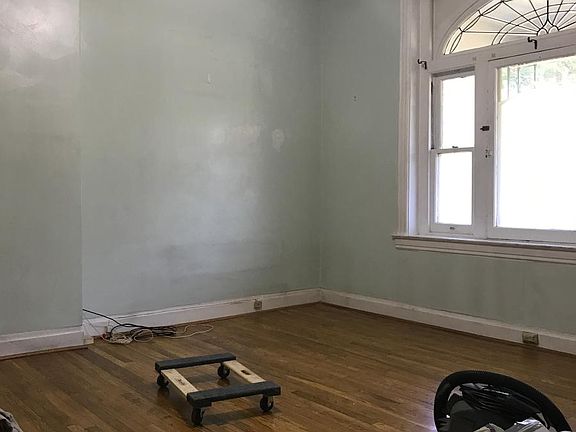 LIVING ROOM/ BEDROOM
