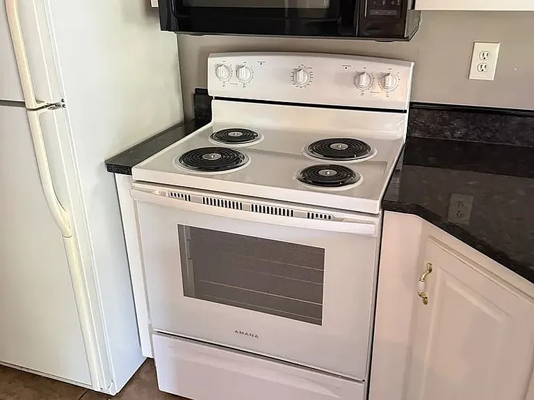 2400 SW Stowe Dr — Photo 5