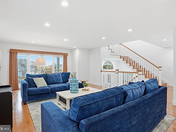 5th image of 300 Parkwood St