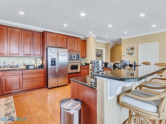 5th image of 564 Riverside Dr