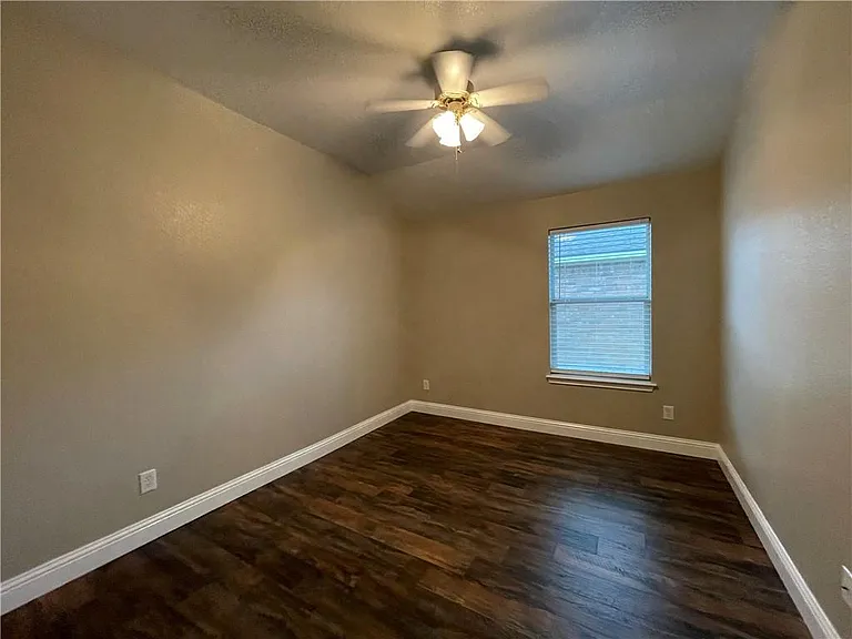 18512 Sandy Bottom Dr — Photo 9