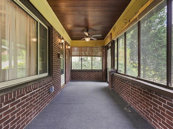 4th image of 10 Broadmoor Ave