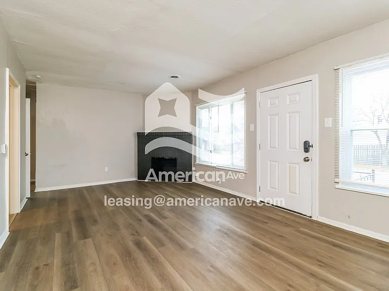 1049778_003_wm_-_living_room_13388134.jpg