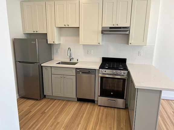 2nd image of 2855 Polk St #302