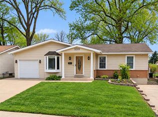 2295 N Pointe Ln, Florissant, MO 63031