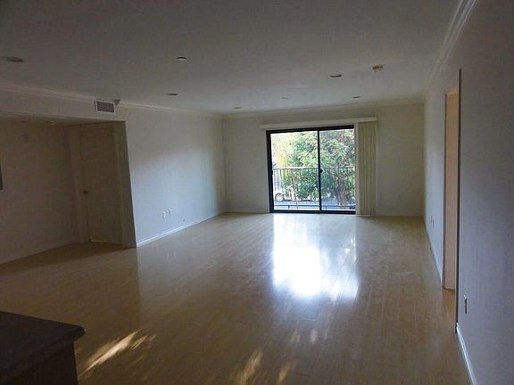 2nd image of 5264 Satsuma Ave Unit 2