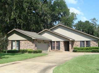 304 Woodhaven Dr, West Columbia, TX 77486