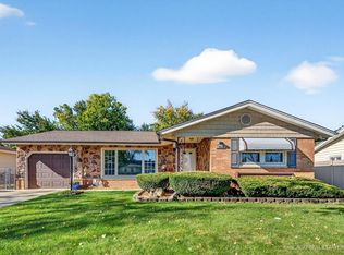 1052 Maple Ln, Elk Grove Village, IL 60007