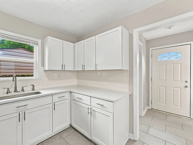 902 Warren Ave — Photo 12