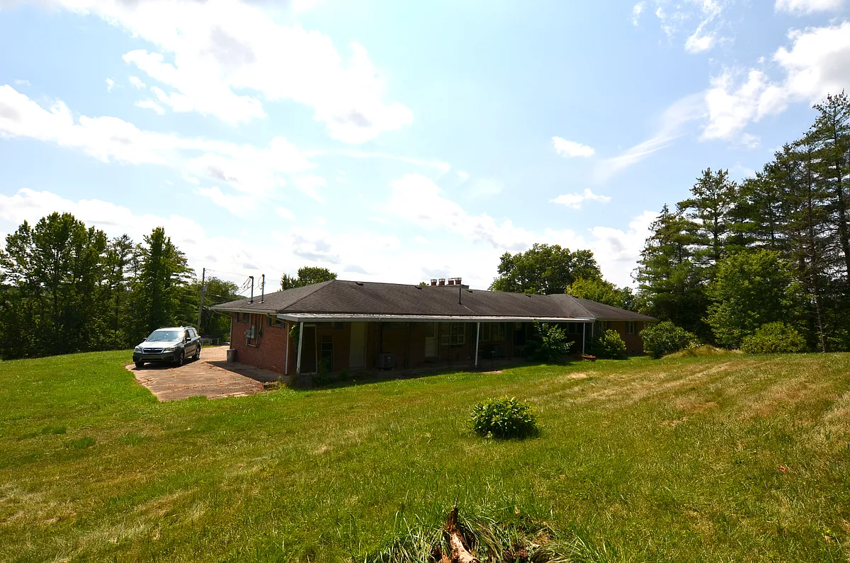 Building Photo - 52 Carol Ln #B