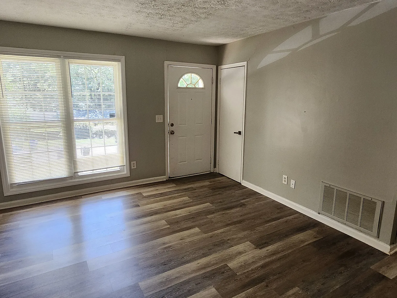 3 bed, 1341 sqft, $1,350 — Photo 2