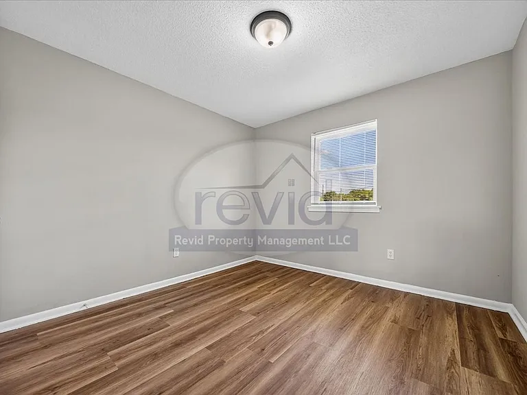 708 Hastings — Photo 36