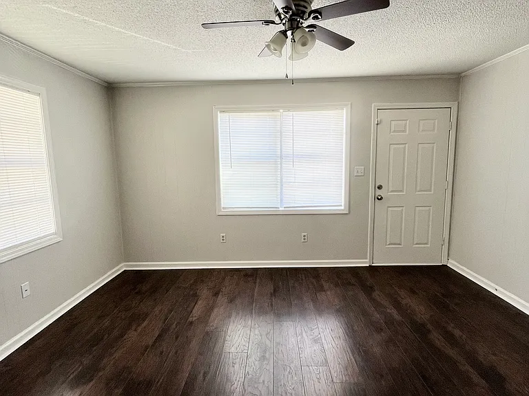 207 Lake Dr — Photo 2