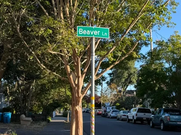 906 Beaver Ln, Santa Rosa, CA 95404