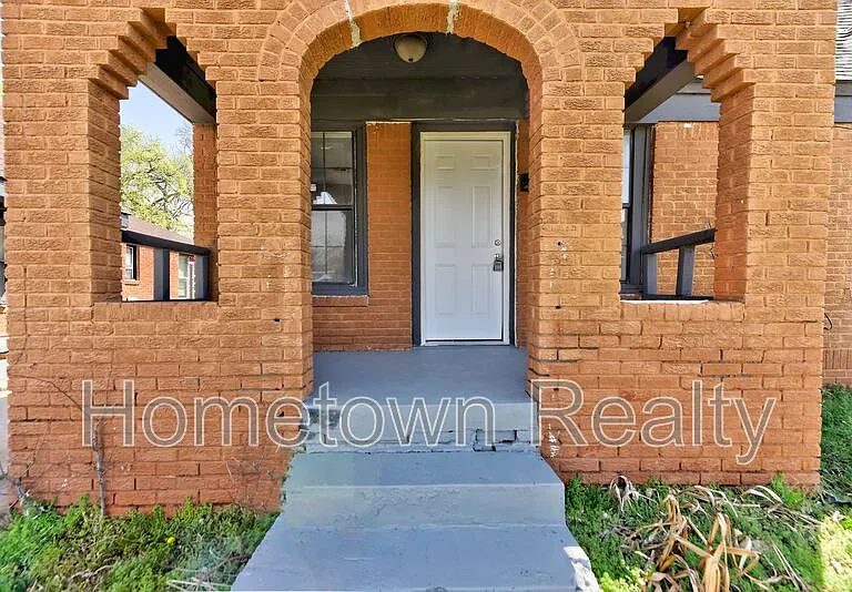 2122 N Glen Ellyn St — Photo 1
