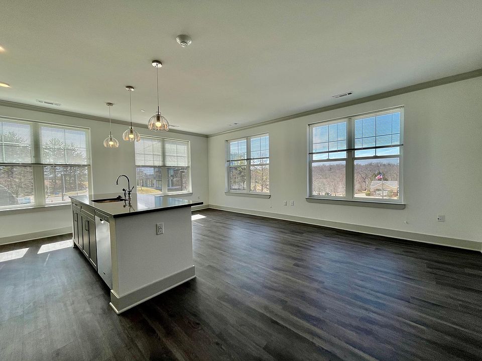 1st image of 115 Corporate Park Dr #15