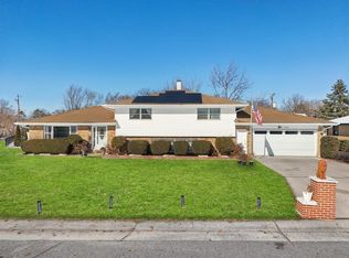 1070 Northfield Dr, Aurora, IL 60505