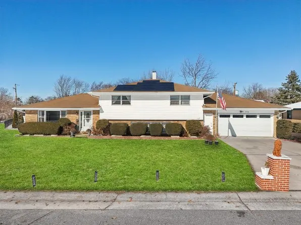 1070 Northfield Dr, Aurora, IL 60505