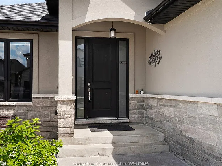 1390 Barkley Ave — Photo 3