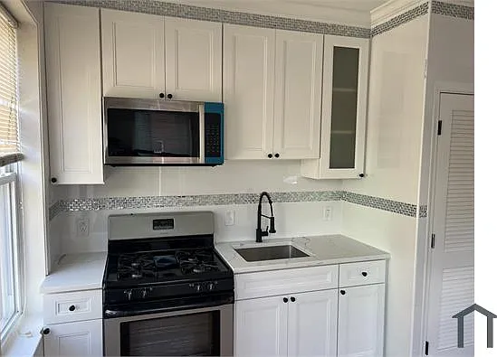 4215 Viola St #2R — Photo 1