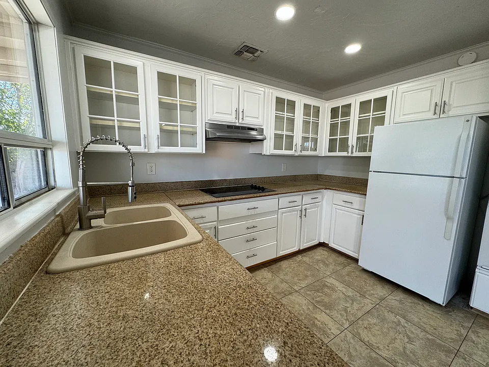 1435 W Tonopah Dr