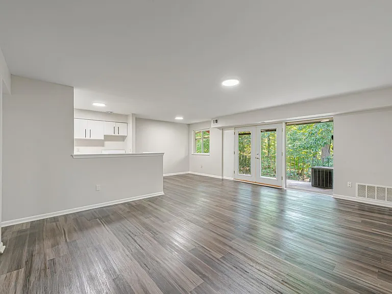 Brooklane Manor Apartments — Photo 34