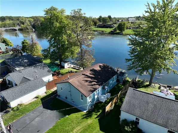 23 Manhattan Park Dr, Pennellville, NY 13132