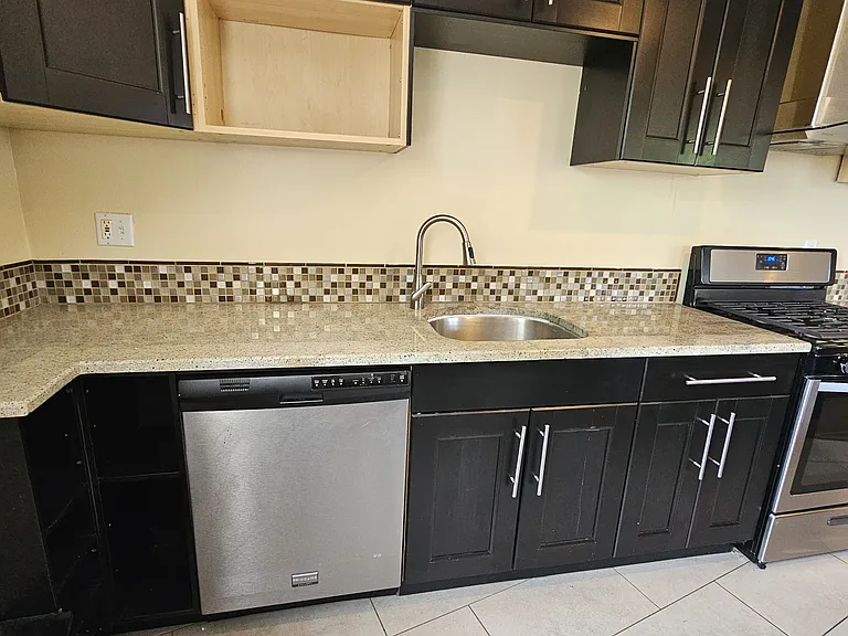 75 Whitney Ave #4B — Photo 7