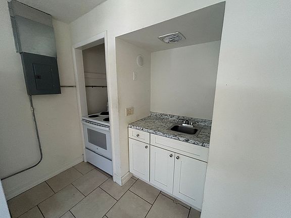 5th image of 1316 Miramar St APT 4