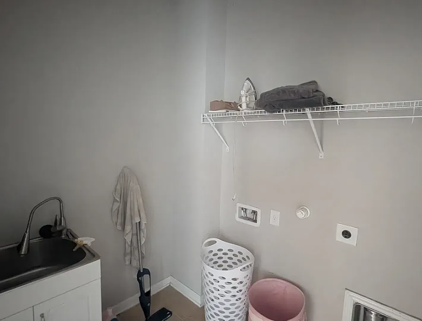Spacious Lovely Home w/Backyard — Photo 3