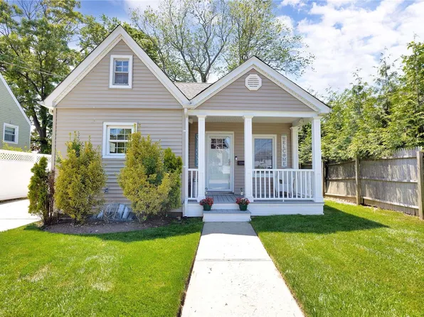 552 S Bayview Avenue, Freeport, NY 11520