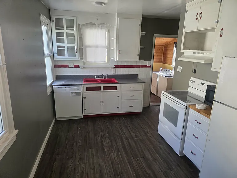 416 Webster Ave — Photo 8
