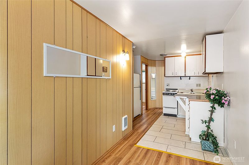 5th image of 710 NE 43rd Street