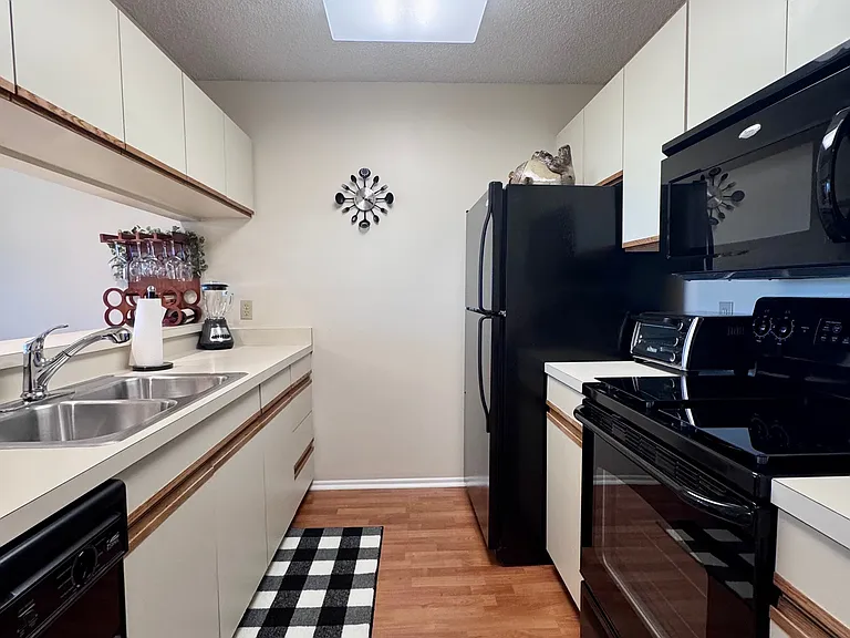 Lovely Kitchen w/ breakfast bar!