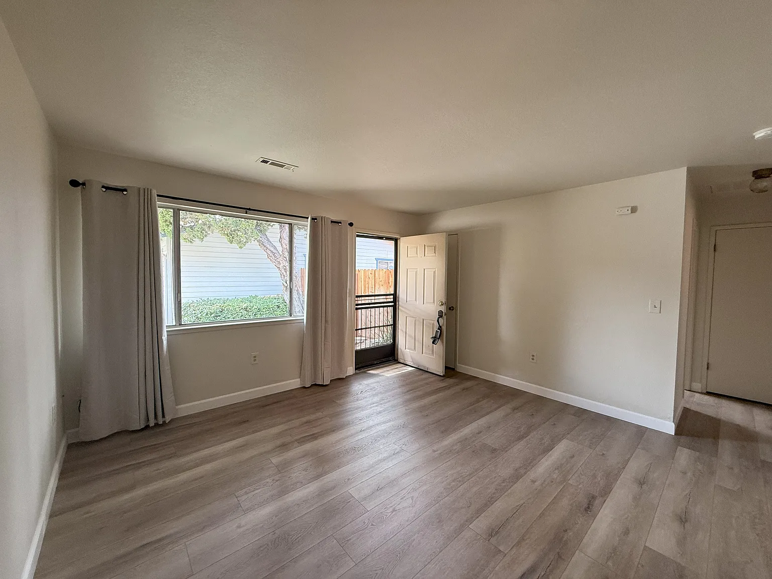 2 bed, 1200 sqft, $2,400 — Photo 4