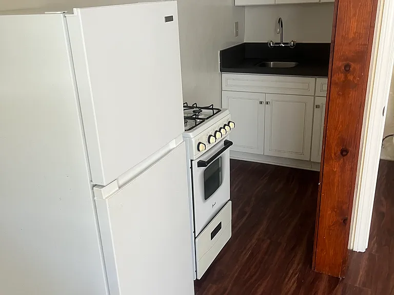 58 1/2 9th St #58-1/2 — Photo 3