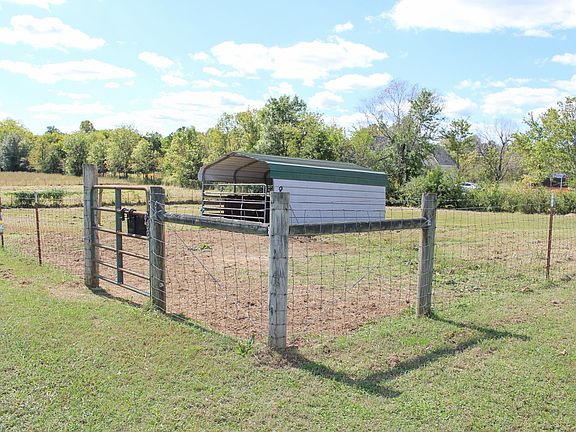 5th image of 233 Peacock Ln