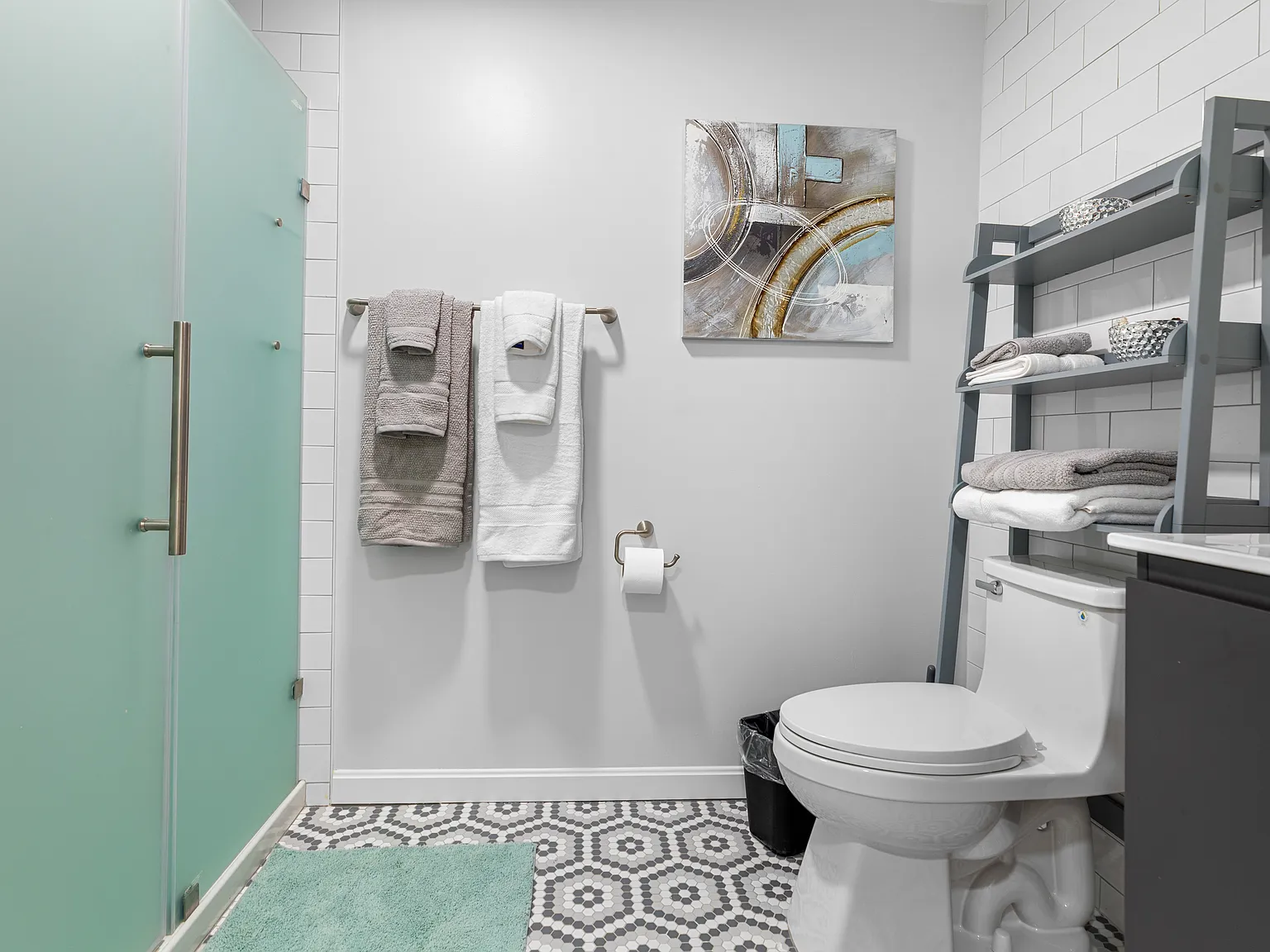 3 bed, 1000 sqft, $2,500 — Photo 3
