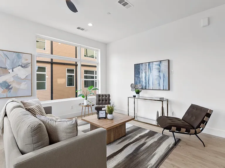 723 W 10th St #108 — Photo 13