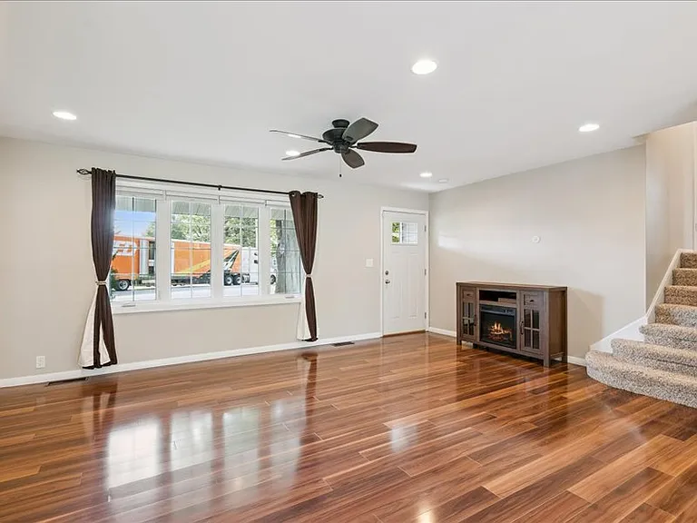 1429 Columbus Dr — Photo 4