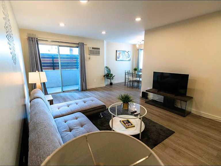 311 South Doheny Drive — Photo 9