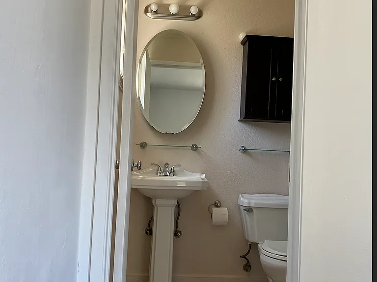 Master bathroom (bathroom 2)