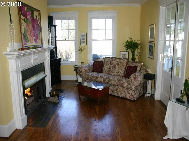 3 bed, 1.5 bath, 2000 sqft, $2,975 — Photo 2