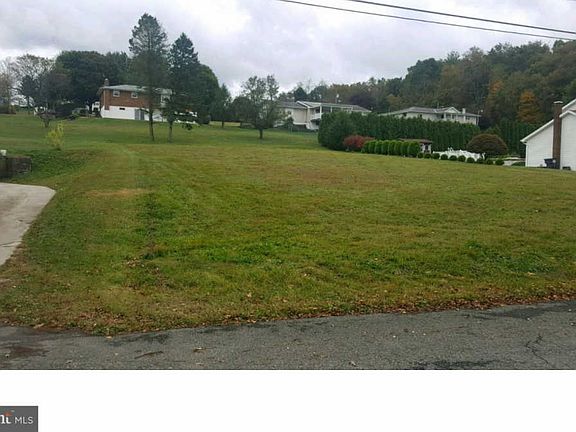 2nd image of 8 1st Ave