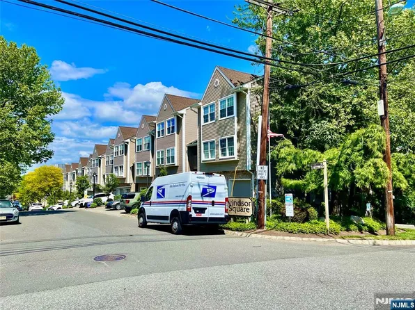 504 Windsor Dr #104, Palisades Park, NJ 07650