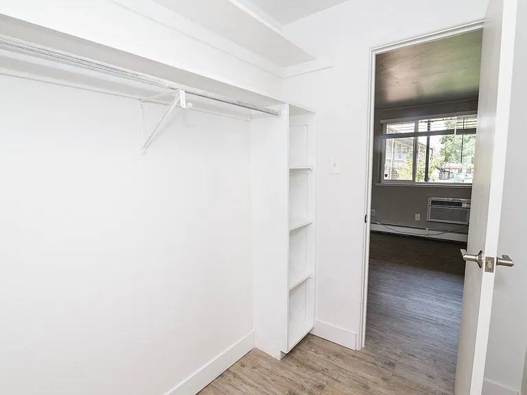 Clay Street Apartments — Photo 38