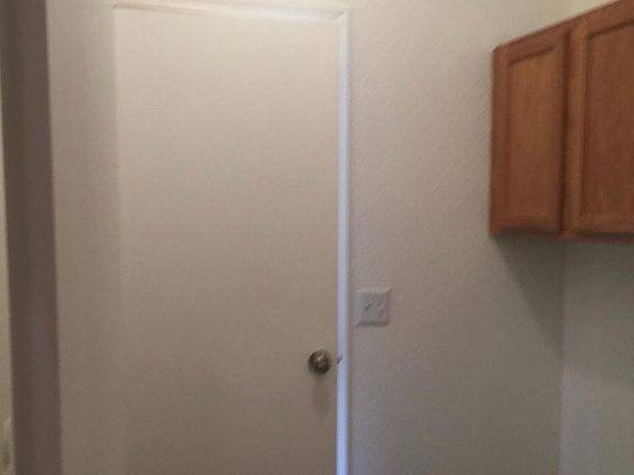 5th image of 909 S Arroyo St