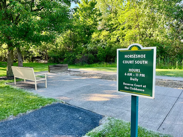 2 Horseshoe Courts